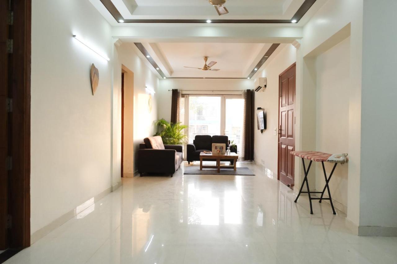 Lime Tree Luxurious 3bhk Serviced Near Medanta Apartment