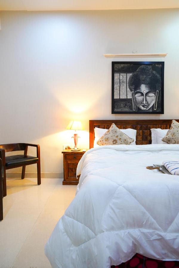 Lime Tree Luxurious 3bhk Serviced Near Medanta Apartment