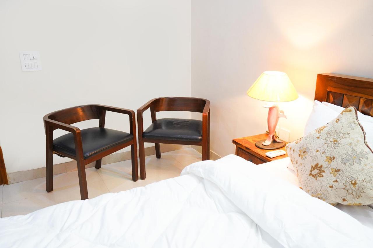Lime Tree Luxurious 3bhk Serviced Near Medanta Apartment *