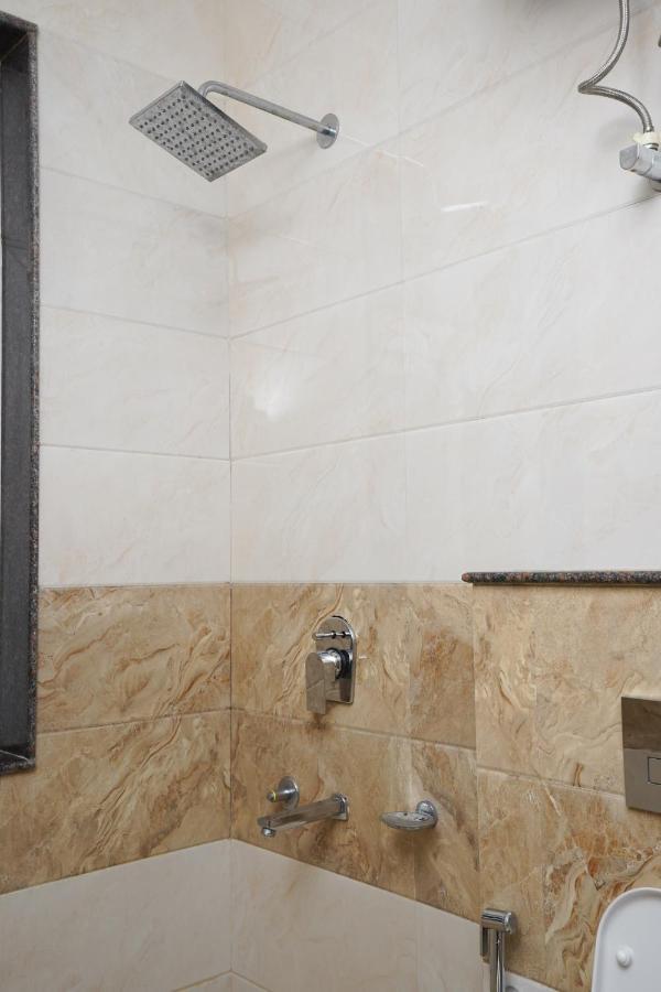 Lime Tree Luxurious 3bhk Serviced Near Medanta Apartment *