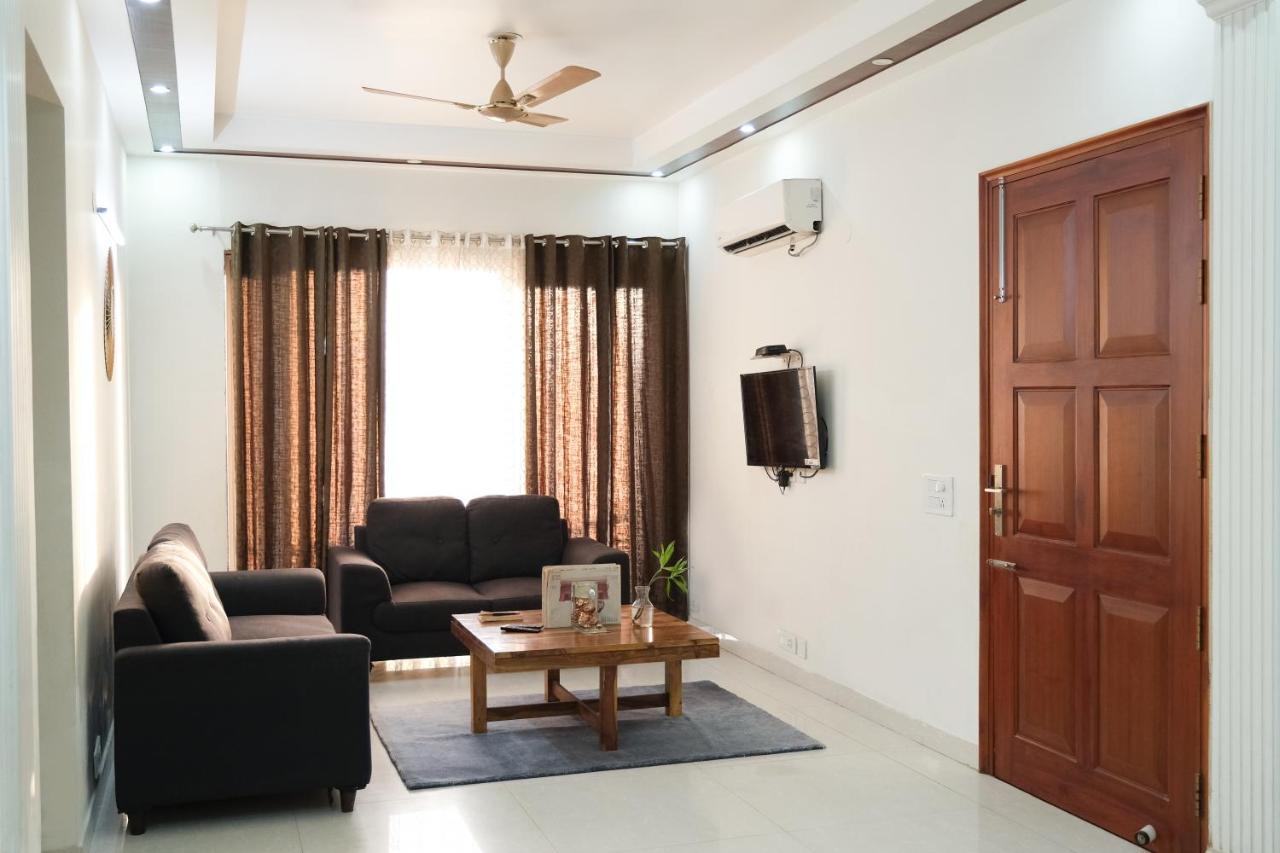 Lime Tree Luxurious 3bhk Serviced Near Medanta Apartment