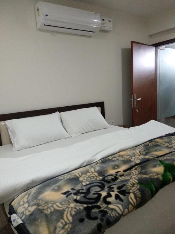 Lime Tree Luxurious 3bhk Serviced Near Medanta Apartment