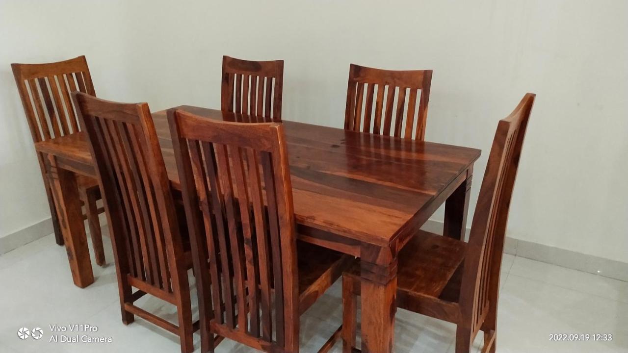 Lime Tree Luxurious 3bhk Serviced Near Medanta Apartment