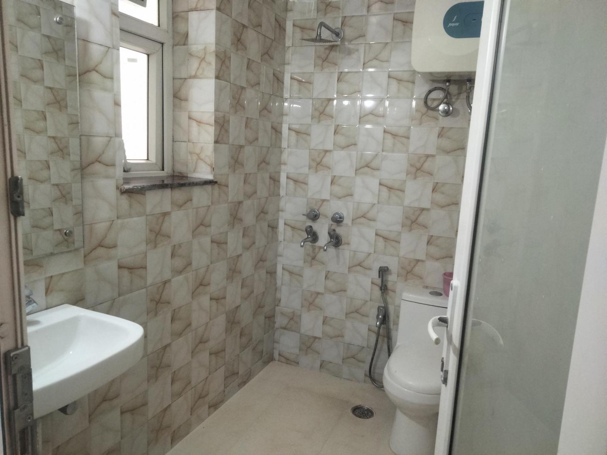 Lime Tree Luxurious 3bhk Serviced Near Medanta *