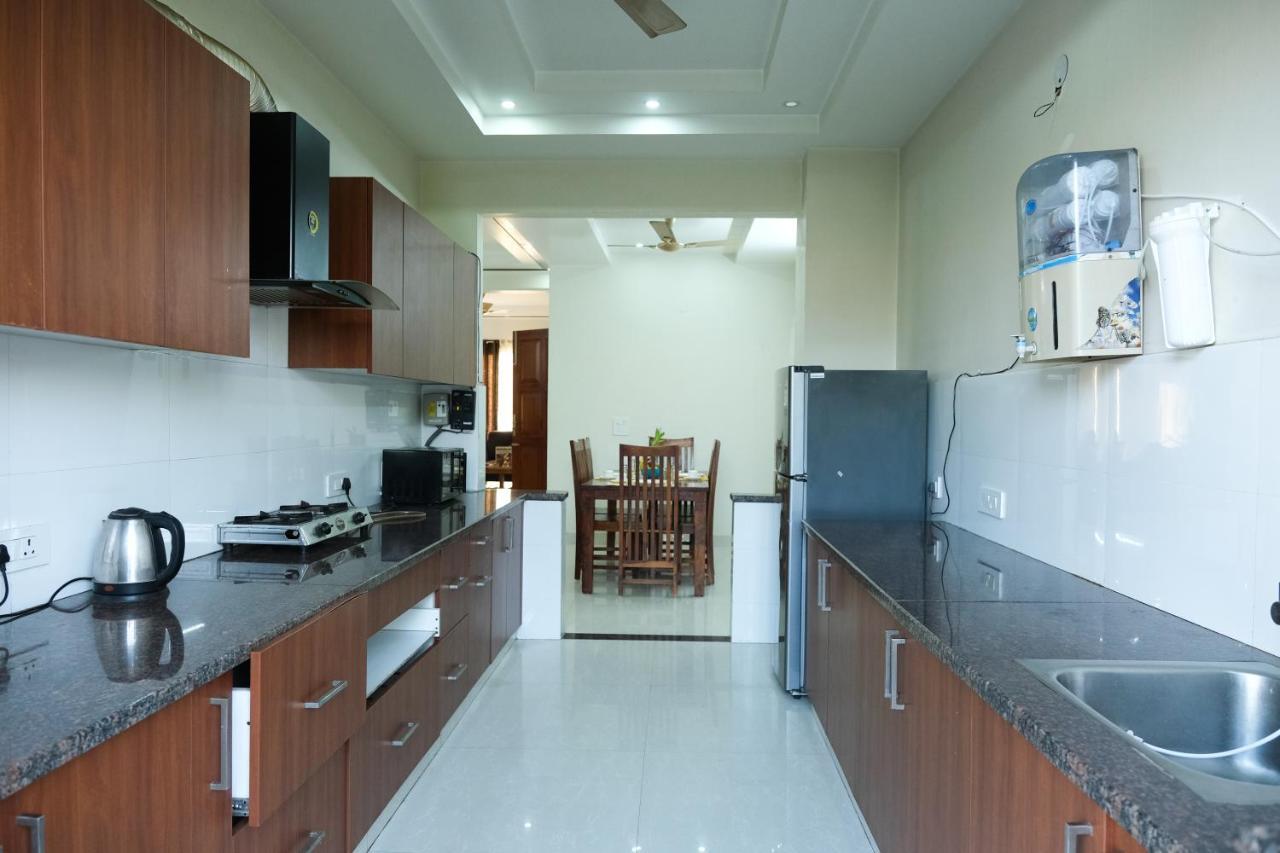 Lime Tree Luxurious 3bhk Serviced Near Medanta Apartment