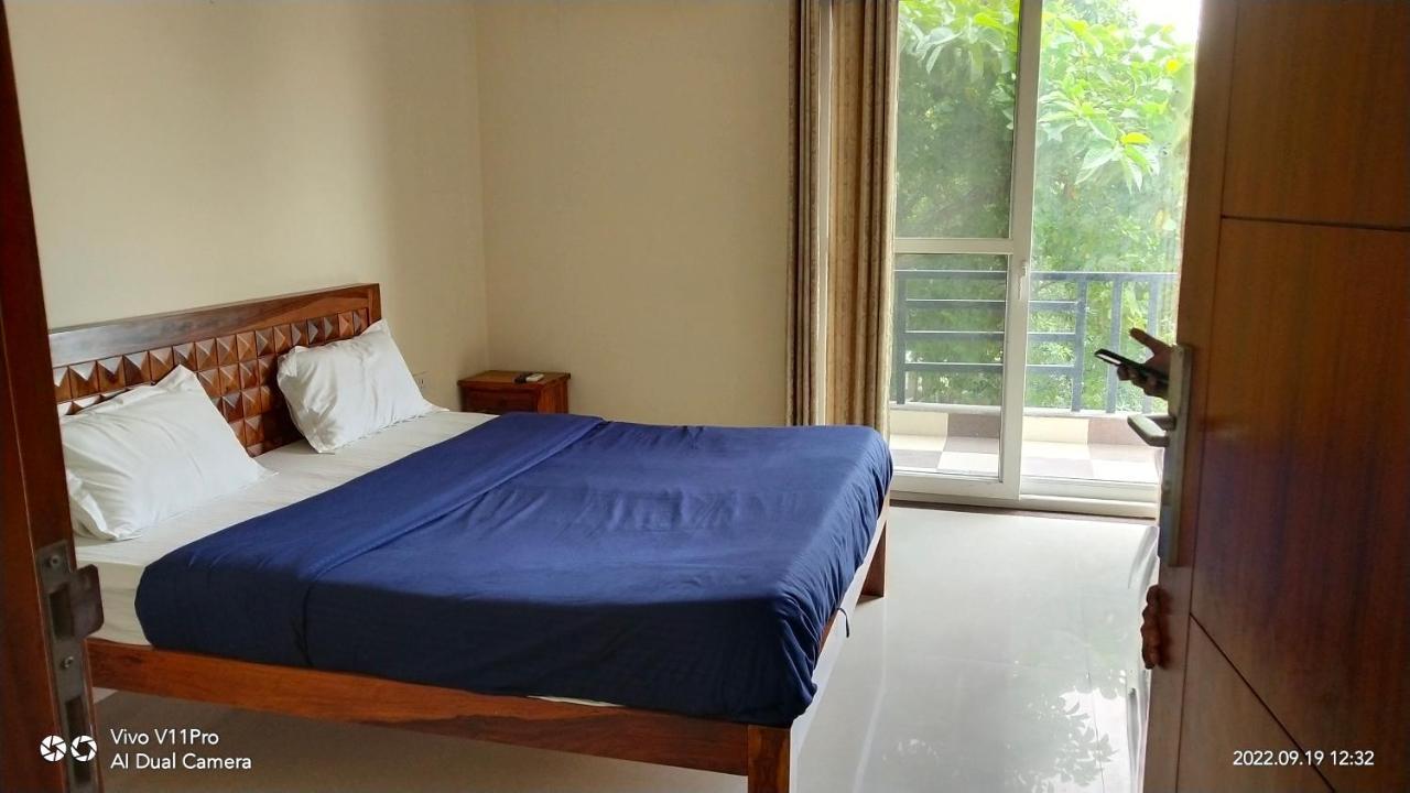 Lime Tree Luxurious 3bhk Serviced Near Medanta Apartment *